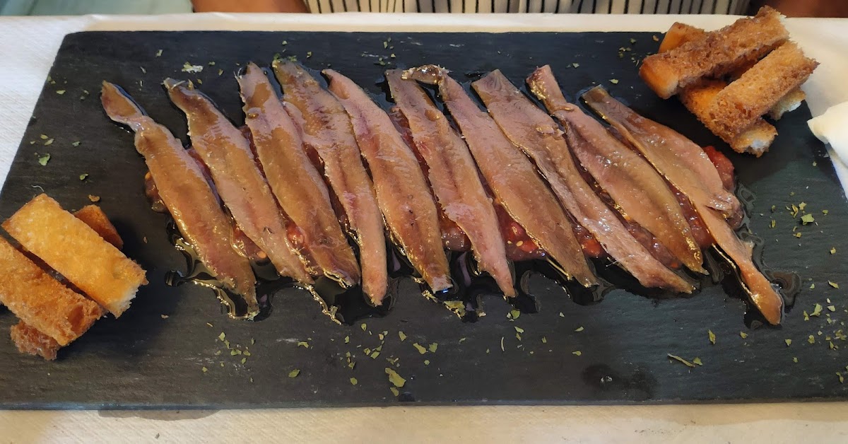 Plato de croquetas artesanales servidas en cesta metálica
