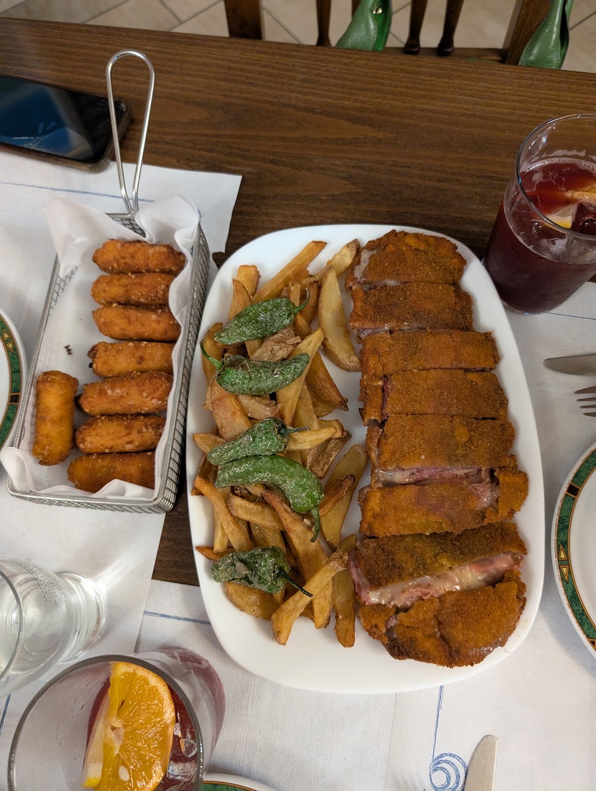 Cachopo asturiano acompañado de patatas fritas y pimientos