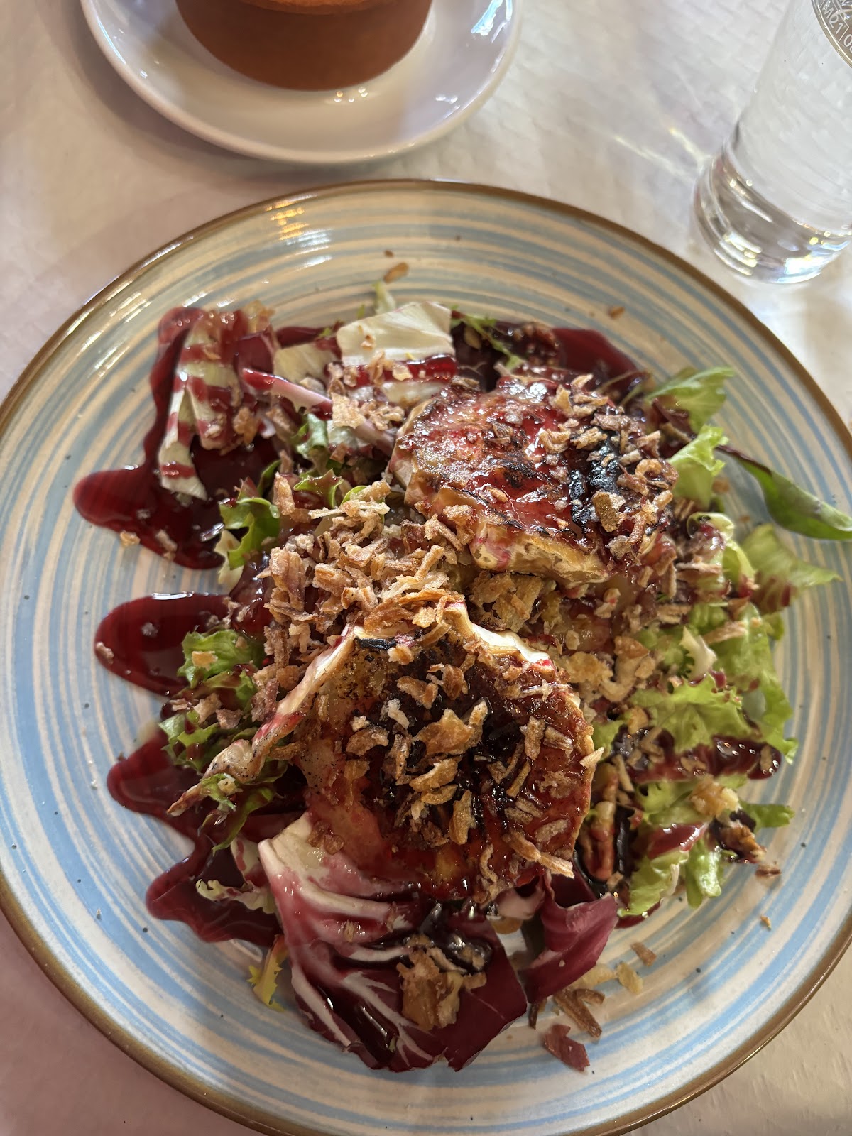 Ensalada templada de queso de cabra con frutos rojos